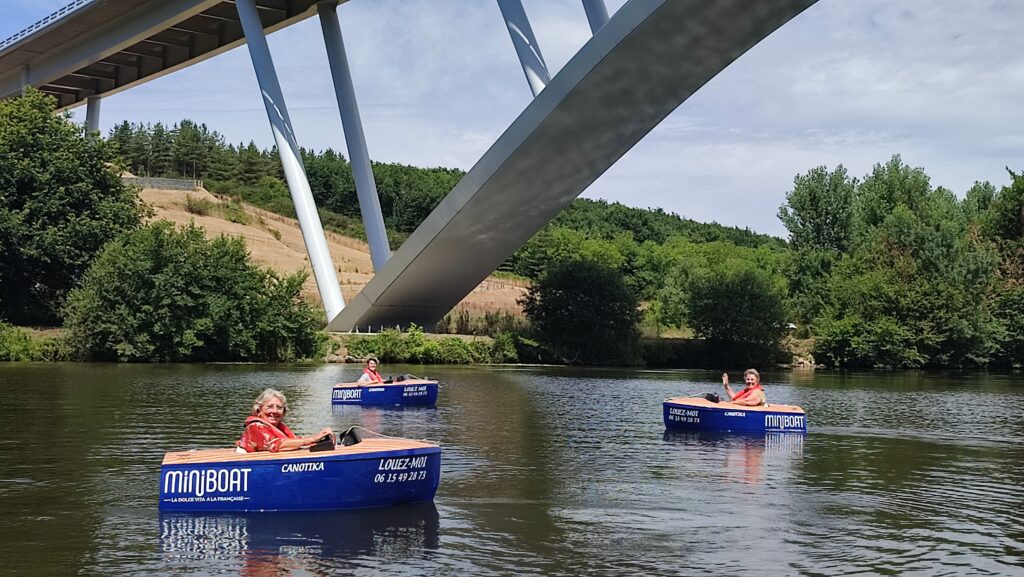 Miniboats sous le viaduc la Mayenne 